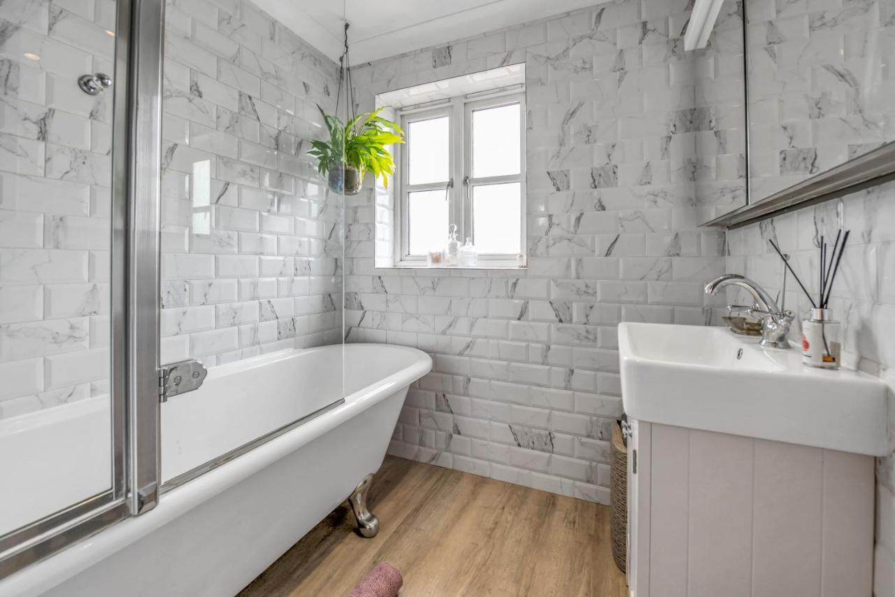Stylish 3 Bedroom Townhouse For 5 Guests, Set In The Medieval Grid With Off Street Parking Bury St. Edmunds 외부 사진